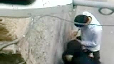 Mãe árabe safada ganha grana traindo o marido em público