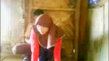 Pornô amador de árabe enfiando o pau na buceta da mãe no galpão