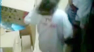 Chef tarado enfia a pica na buceta da mamãe árabe na cozinha