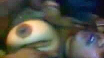 Dois caras dividem mamãe árabe top em ménage amador