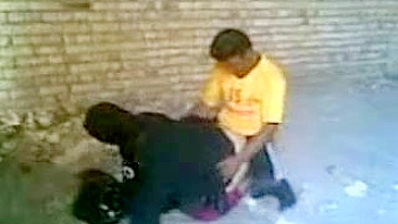 Mamãe árabe tira a calça pra levar na xota de quatro ao ar livre