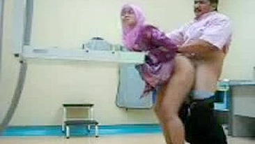 Médico pervertido usa o pau pra tratar mãe árabe no consultório