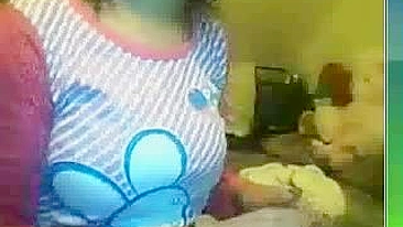 Mãe árabe na webcam fuma e mostra os peitinhos durinhos na cam