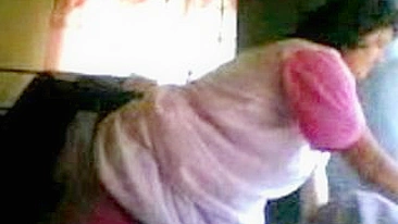 Cara grava mãe árabe madura balançando tetas enquanto punheta pau