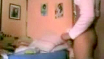 Gata árabe amadora posa no primeiro pornô caseiro com o namorado