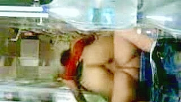 Mãe garçonete cavalga na rola do chef árabe na cozinha do trampo