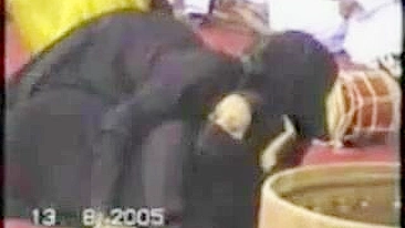 Marido muçulmano mete o pau na buceta da esposa árabe por trás