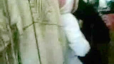 Dono de loja safado seduz mamãe árabe gostosa pra rapidinha na câmera