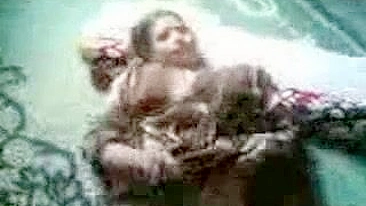 Vídeo amador de mamãe árabe sem inibições tendo a xota arrombada