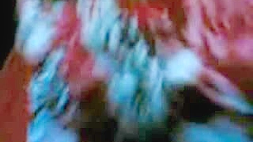 Amigos do irmão mais velho brincam com peitinhos empinados da árabe na cam