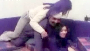 Árabe safado brinca com duas gatas prontas pra foder