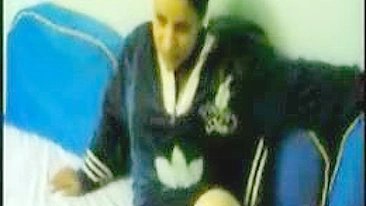 Mamãe árabe safadinha topa foder o chefe no sofá sem problema