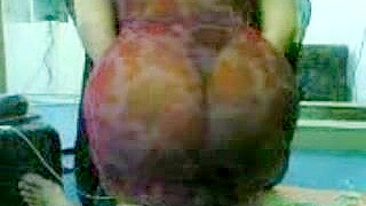 Marido sortudo filma e admira a bunda enorme da esposa árabe