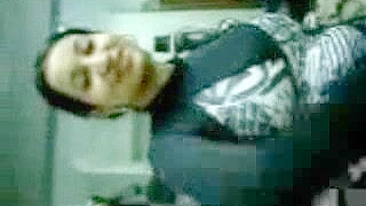 Mãe árabe mostra peitões pro médico e pega no pau dele