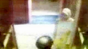 Mãe safada de hijab mete com árabe no elevador na câmera