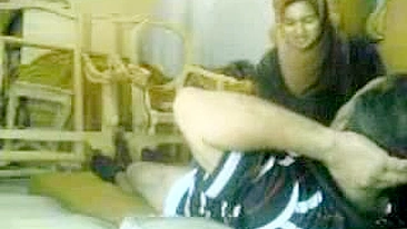 Marido árabe tarado deita no chão pra foder mãe linda