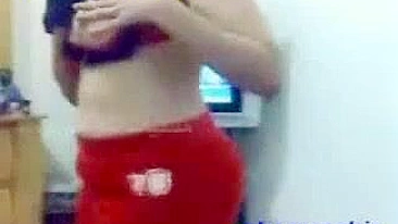 Mãe vadia se despe pra mostrar ao hubby sua bunda grossa e peitos