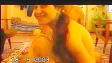 Mãe peladinha deita no tapete e leva pauzão de árabe no rabo