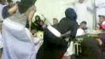 Garotas e mães árabes rebolam bundas sexy em compilado amador