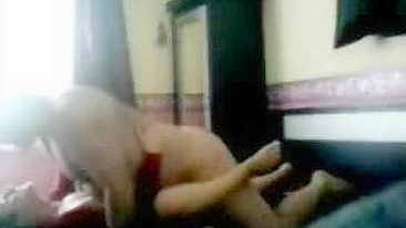 Velho empala a xota da mãe árabe em várias posições na câmera