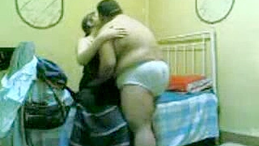 Vídeo caseiro de chefe gordo fodendo mãe árabe no quarto escuro