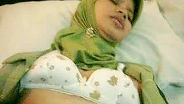 Mãe jovem atraente de hijab mostra peitos e é socada em POV