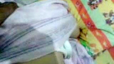 Cara árabe fode mina de hijab e brinca com os peitos na câmera