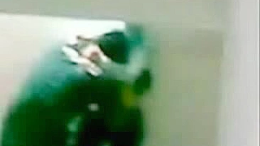 Porno muçulmano de vadia árabe da facul chupando escondido após aula