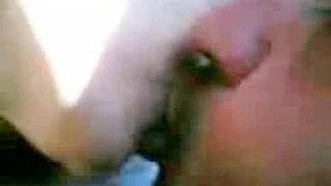 Cara deda e fode buceta aparada de gata árabe no carro