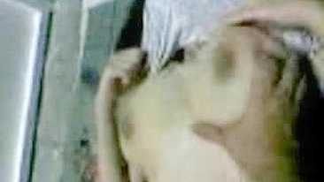 Mãe árabe balança os peitões e abre o cu pra anal selvagem