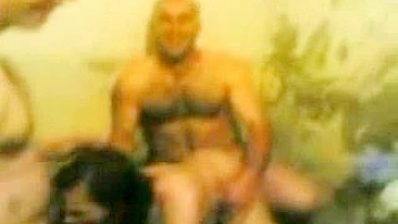 Dois soldados yankees safados dividem mãe árabe gostosa em ménage louco