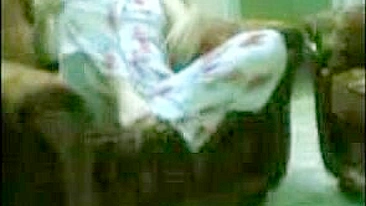 Duas mães árabes gostosas tiram roupa pra mostrar curvas na festa