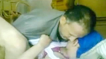 Mãe árabe doida por rola cavalga o pau velho do sogro