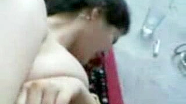 Cara árabe fode buceta raspada da mãe fofa e enche de porra quente