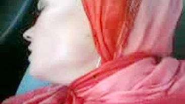 Mamãe árabe incrível de vermelho adora buceta arrombada no carro