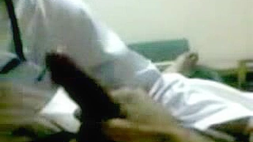 Cara curte boquete amador de mamãe árabe atraente de hijab branco