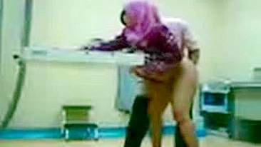 Ginecologista árabe safado fode mamãe fofa por trás no consultório