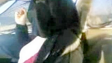 Mamãe devassa mostra tetas árabes enormes e calcinha no carro