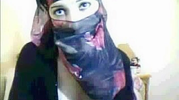 Mãe árabe fica tarada após oração e enfia dildo no cu