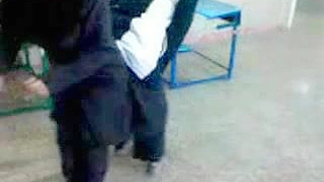 Várias árabes de hijab brincam safado na sala de aula