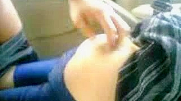 Mamãe árabe safada punheta o pau do cara antes de sexo no carro público