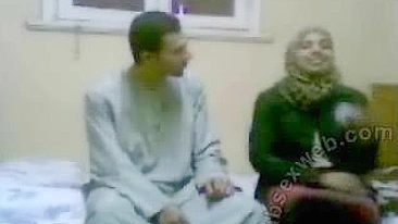 Lassie árabe amadora faz sexo pela primeira vez com cara na câmera