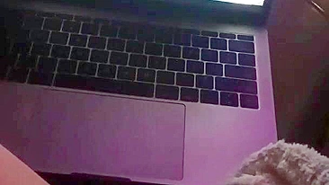 Irmão pega irmã vendo pornô com cães e seduz pra foder