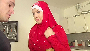 Árabe participa de pornô como mamãe de hijab