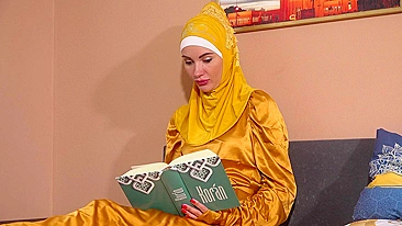 Árabe faz pornô com cara na cama grande como mãe real de hijab