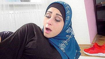 Por trás do hijab, cara vê puta safada na mãe árabe que adora foder