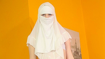 Amante árabe de pornô transa com mãe de hijab no sofá cinza da sala