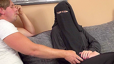 Pornô de árabe e futuro marido que precisa da mãe de hijab pra foder