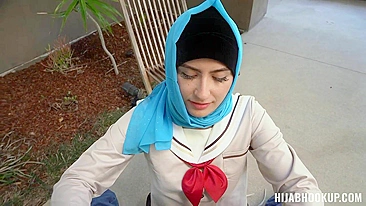 Mãe não sabe que árabe de hijab vê pornô, mas o padrasto sabe