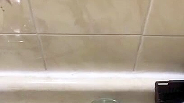 Mamãe árabe peituda madura exibe nudez em cenas amadoras